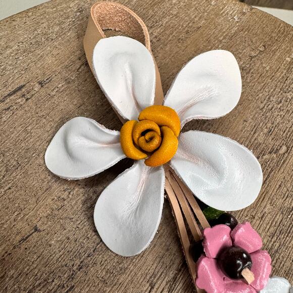 Daisy Flower Leather Bag Charm Genuine Leather Purse Crossbody Keychain NEW - Picture 5 of 7
